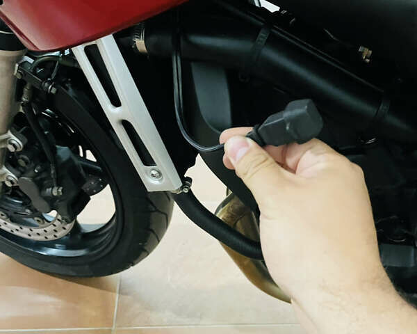 Красный Ямаха FZS 600 Fazer, объемом двигателя 0.6 л и пробегом 9 тыс. км за 6200 $, фото 13 на Automoto.ua