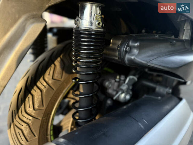 Серый Ямаха Majesty 400, объемом двигателя 0.4 л и пробегом 33 тыс. км за 3800 $, фото 26 на Automoto.ua