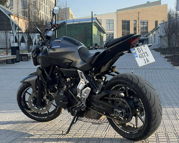 Серый Ямаха MT-07, объемом двигателя 0.7 л и пробегом 32 тыс. км за 6490 $, фото 4 на Automoto.ua