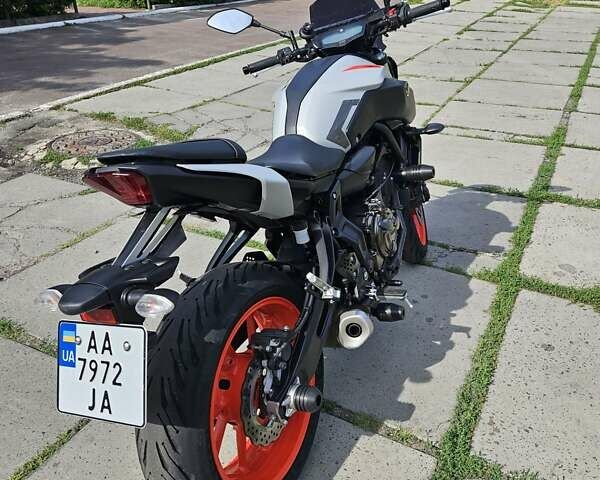 Сірий Ямаха MT-07, об'ємом двигуна 0.69 л та пробігом 16 тис. км за 7400 $, фото 3 на Automoto.ua