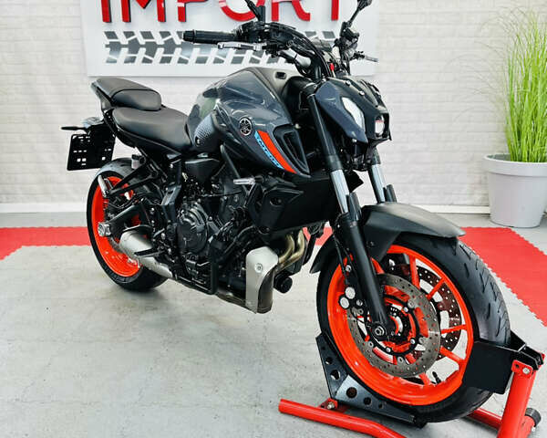 Серый Ямаха MT-07, объемом двигателя 0.7 л и пробегом 24 тыс. км за 7800 $, фото 2 на Automoto.ua