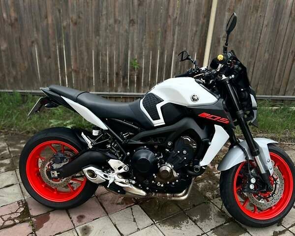 Серый Ямаха MT-09, объемом двигателя 0.85 л и пробегом 20 тыс. км за 11200 $, фото 3 на Automoto.ua