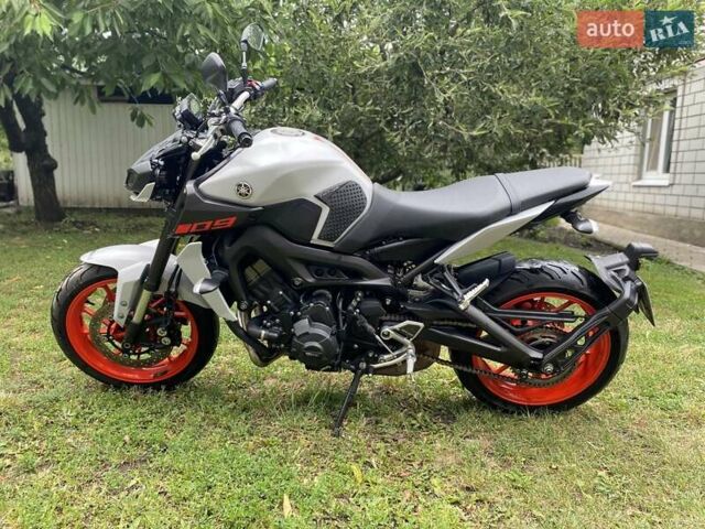 Серый Ямаха MT-09, объемом двигателя 0.85 л и пробегом 22 тыс. км за 9999 $, фото 2 на Automoto.ua