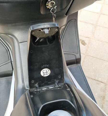 Серый Ямаха T-Max 500, объемом двигателя 0 л и пробегом 15 тыс. км за 3050 $, фото 14 на Automoto.ua