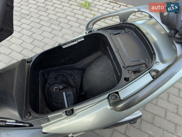Серый Ямаха T-Max 500, объемом двигателя 0.5 л и пробегом 30 тыс. км за 2200 $, фото 18 на Automoto.ua