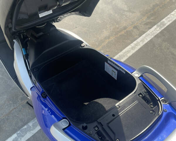 Синий Ямаха T-Max 500, объемом двигателя 0.49 л и пробегом 28 тыс. км за 3700 $, фото 5 на Automoto.ua