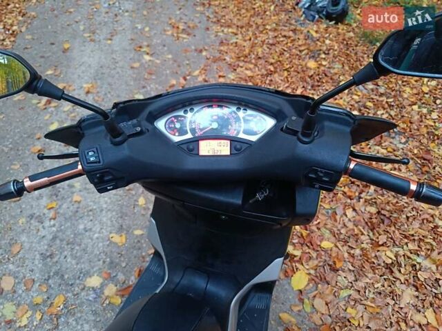 Жовтий Ямаха X-Max 250, об'ємом двигуна 0.25 л та пробігом 61 тис. км за 1850 $, фото 10 на Automoto.ua