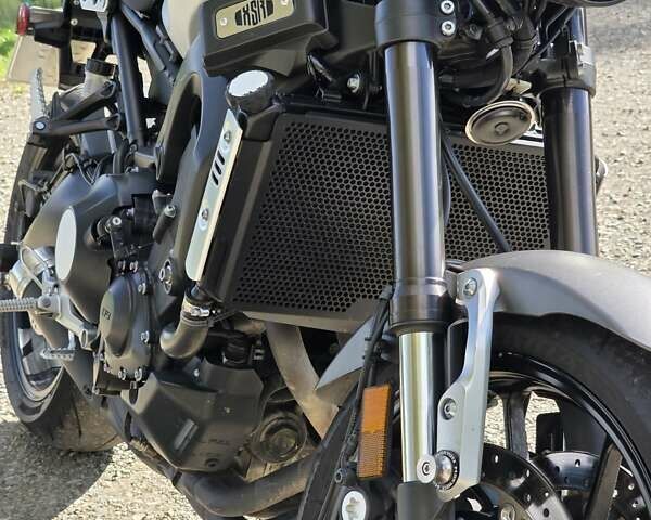 Черный Ямаха XSR 900, объемом двигателя 0.85 л и пробегом 8 тыс. км за 10000 $, фото 16 на Automoto.ua