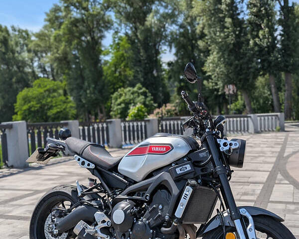 Серый Ямаха XSR 900, объемом двигателя 0.85 л и пробегом 19 тыс. км за 10500 $, фото 1 на Automoto.ua