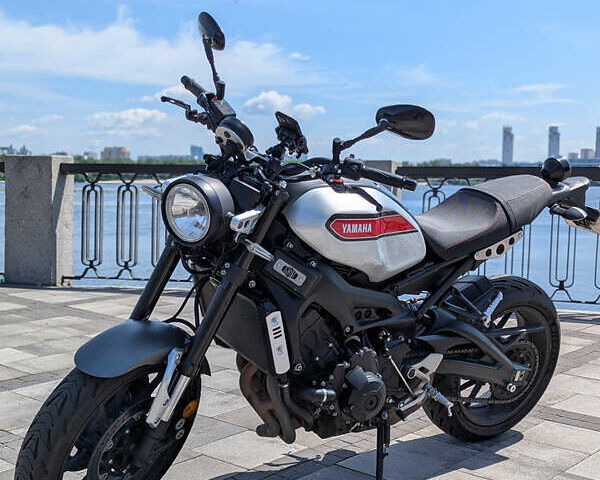 Серый Ямаха XSR 900, объемом двигателя 0.85 л и пробегом 19 тыс. км за 10500 $, фото 6 на Automoto.ua