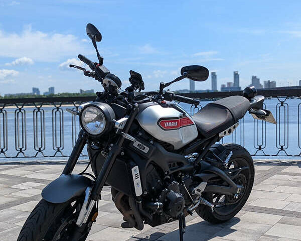Серый Ямаха XSR 900, объемом двигателя 0.85 л и пробегом 19 тыс. км за 10500 $, фото 5 на Automoto.ua