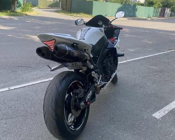 Белый Ямаха YZF R1, объемом двигателя 1 л и пробегом 34 тыс. км за 9800 $, фото 5 на Automoto.ua