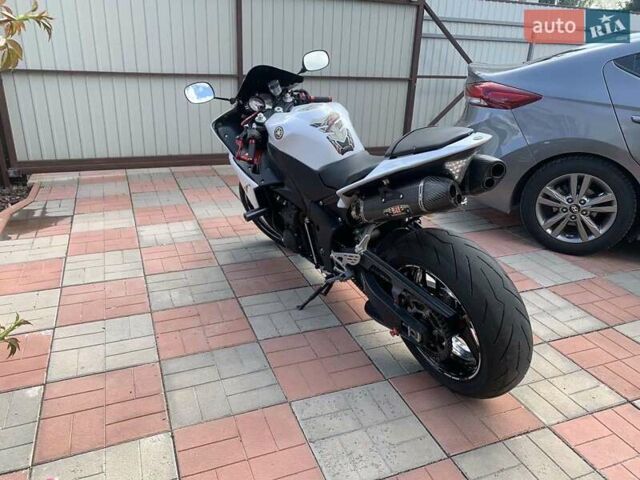 Белый Ямаха YZF R1, объемом двигателя 1 л и пробегом 30 тыс. км за 10300 $, фото 4 на Automoto.ua