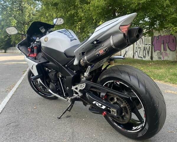 Белый Ямаха YZF R1, объемом двигателя 1 л и пробегом 34 тыс. км за 9800 $, фото 4 на Automoto.ua
