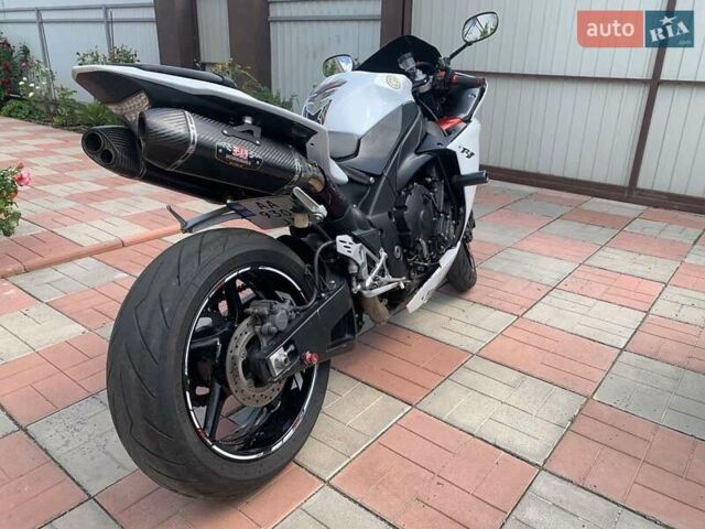 Белый Ямаха YZF R1, объемом двигателя 1 л и пробегом 30 тыс. км за 10300 $, фото 2 на Automoto.ua