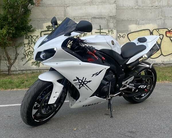 Белый Ямаха YZF R1, объемом двигателя 1 л и пробегом 34 тыс. км за 9800 $, фото 1 на Automoto.ua