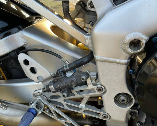 Черный Ямаха YZF R1, объемом двигателя 1 л и пробегом 82 тыс. км за 6000 $, фото 7 на Automoto.ua