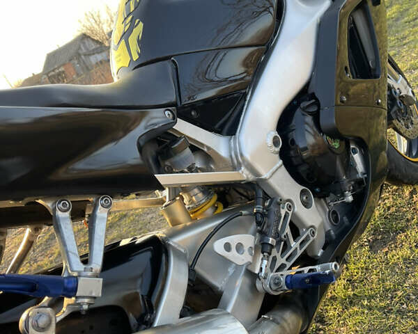 Черный Ямаха YZF R1, объемом двигателя 1 л и пробегом 82 тыс. км за 6000 $, фото 13 на Automoto.ua