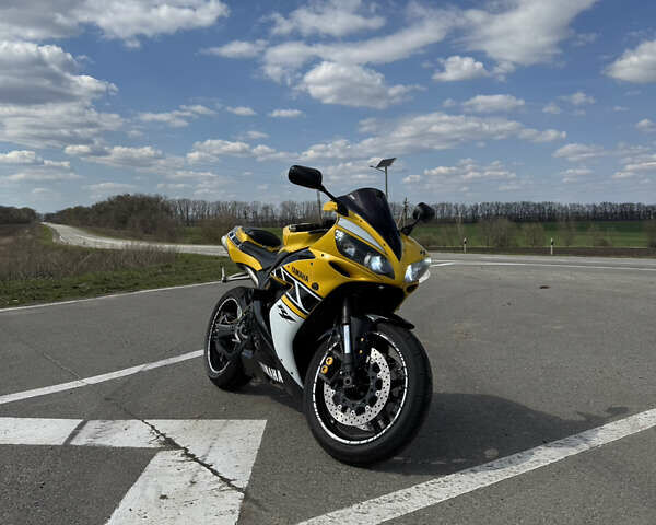 Желтый Ямаха YZF R1, объемом двигателя 1 л и пробегом 57 тыс. км за 7500 $, фото 2 на Automoto.ua