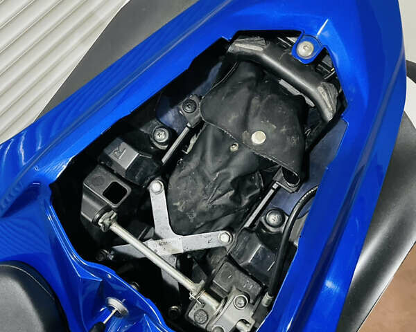 Синій Ямаха YZF R1, об'ємом двигуна 1 л та пробігом 33 тис. км за 9800 $, фото 28 на Automoto.ua