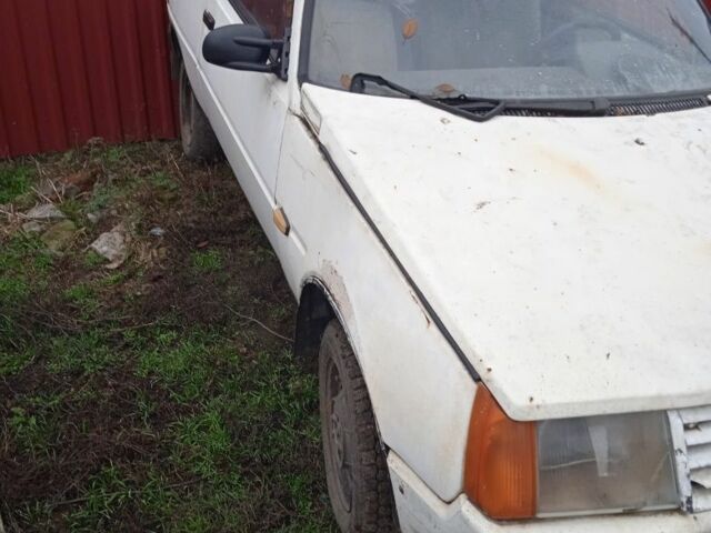 Белый ЗАЗ 1102 Таврия, объемом двигателя 1.2 л и пробегом 320 тыс. км за 284 $, фото 4 на Automoto.ua