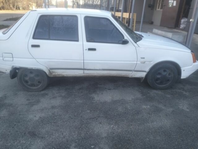Белый ЗАЗ 1102 Таврия, объемом двигателя 1.2 л и пробегом 250 тыс. км за 828 $, фото 2 на Automoto.ua