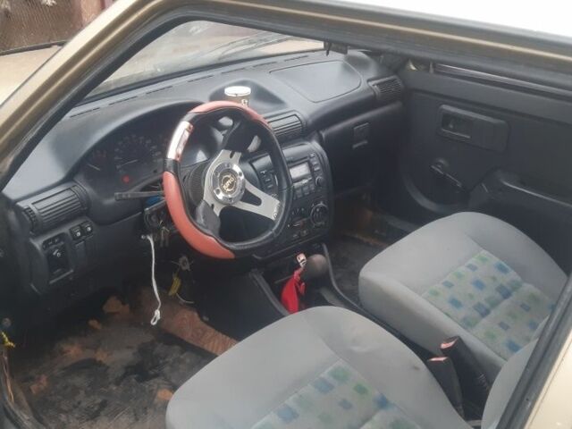 Бежевый ЗАЗ 1102 Таврия, объемом двигателя 1 л и пробегом 200 тыс. км за 355 $, фото 4 на Automoto.ua