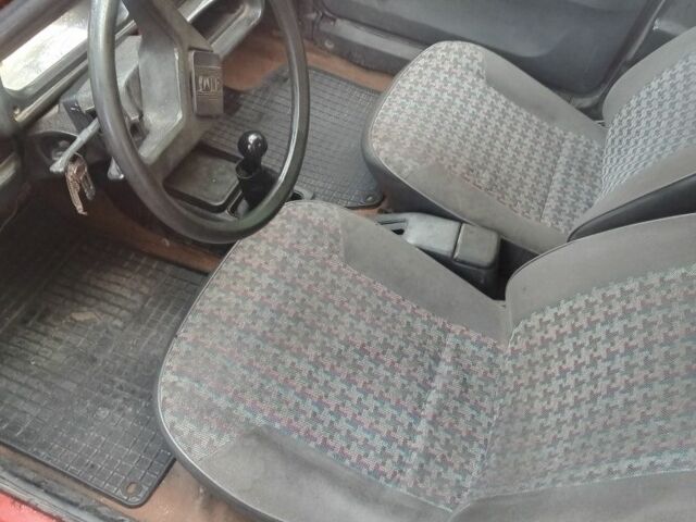 Красный ЗАЗ 1102 Таврия, объемом двигателя 1 л и пробегом 160 тыс. км за 335 $, фото 5 на Automoto.ua