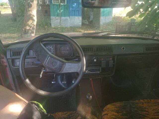 Красный ЗАЗ 1102 Таврия, объемом двигателя 1 л и пробегом 400 тыс. км за 437 $, фото 5 на Automoto.ua