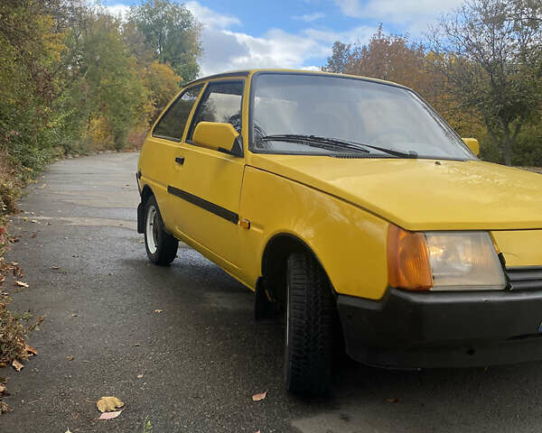 Жовтий ЗАЗ 1102 Таврія, об'ємом двигуна 1.1 л та пробігом 300 тис. км за 799 $, фото 3 на Automoto.ua