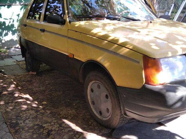 Желтый ЗАЗ 1102 Таврия, объемом двигателя 1.2 л и пробегом 143 тыс. км за 632 $, фото 5 на Automoto.ua