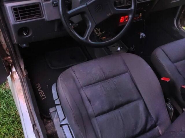 Серый ЗАЗ 1102 Таврия, объемом двигателя 2 л и пробегом 290 тыс. км за 500 $, фото 3 на Automoto.ua