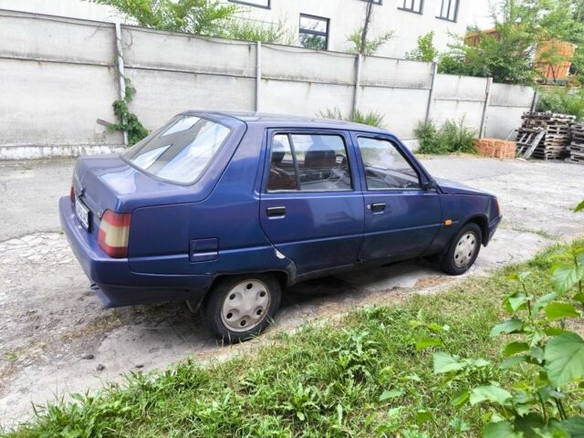 Синий ЗАЗ 1102 Таврия, объемом двигателя 1.2 л и пробегом 450 тыс. км за 674 $, фото 3 на Automoto.ua