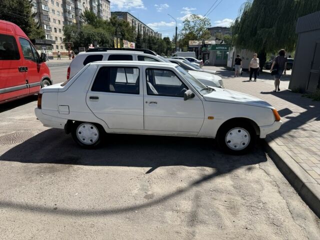 Белый ЗАЗ 1103 Славута, объемом двигателя 1.2 л и пробегом 170 тыс. км за 700 $, фото 2 на Automoto.ua