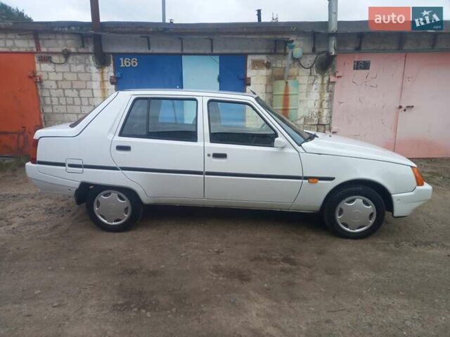 Белый ЗАЗ 1103 Славута, объемом двигателя 1.2 л и пробегом 20 тыс. км за 2350 $, фото 3 на Automoto.ua