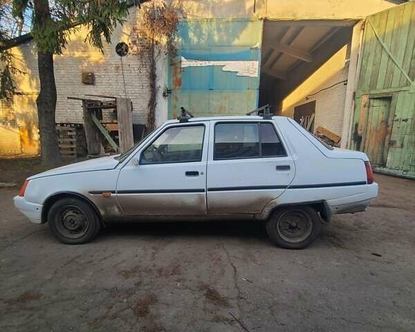 Белый ЗАЗ 1103 Славута, объемом двигателя 1.2 л и пробегом 330 тыс. км за 750 $, фото 4 на Automoto.ua