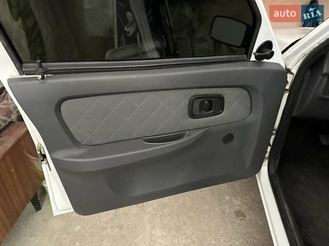 Белый ЗАЗ 1103 Славута, объемом двигателя 1.2 л и пробегом 11 тыс. км за 2800 $, фото 6 на Automoto.ua