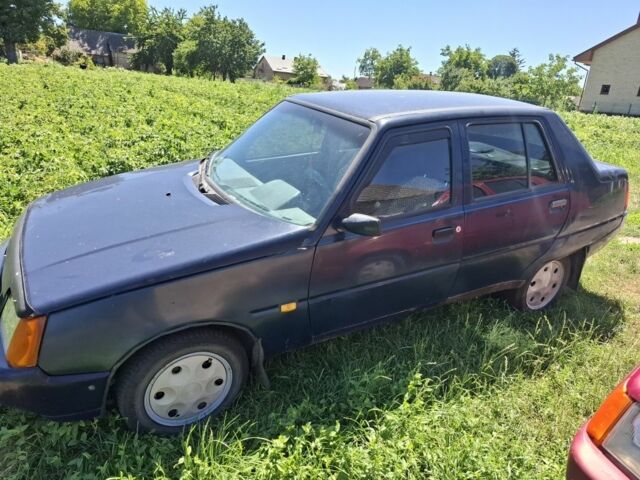 Красный ЗАЗ 1103 Славута, объемом двигателя 1 л и пробегом 179 тыс. км за 700 $, фото 1 на Automoto.ua