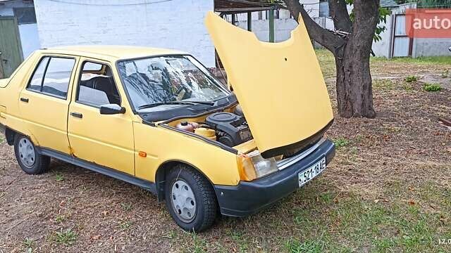 Желтый ЗАЗ 1103 Славута, объемом двигателя 0 л и пробегом 200 тыс. км за 717 $, фото 5 на Automoto.ua
