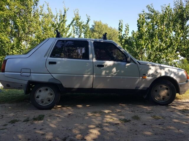 Серый ЗАЗ 1103 Славута, объемом двигателя 1.1 л и пробегом 219 тыс. км за 800 $, фото 3 на Automoto.ua