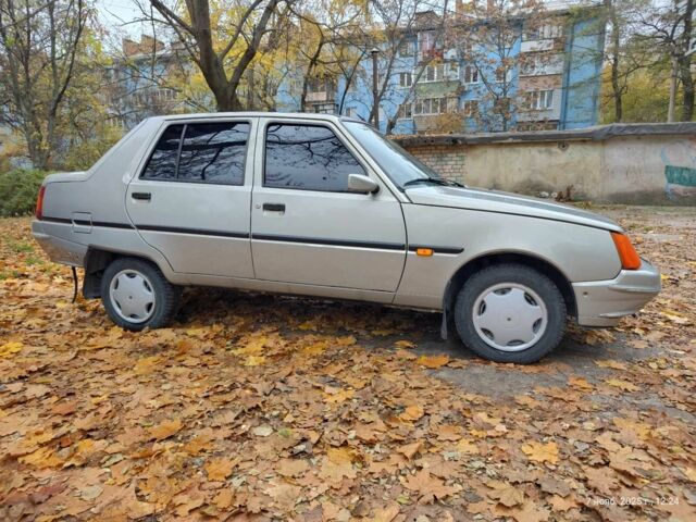 Сірий ЗАЗ 1103 Славута, об'ємом двигуна 1.2 л та пробігом 100 тис. км за 2000 $, фото 1 на Automoto.ua