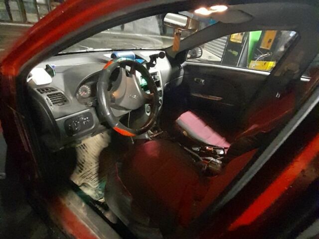 Красный ЗАЗ Форза, объемом двигателя 1.5 л и пробегом 400 тыс. км за 1300 $, фото 5 на Automoto.ua