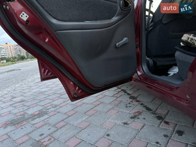 Красный ЗАЗ Ланос, объемом двигателя 1.5 л и пробегом 110 тыс. км за 4250 $, фото 3 на Automoto.ua
