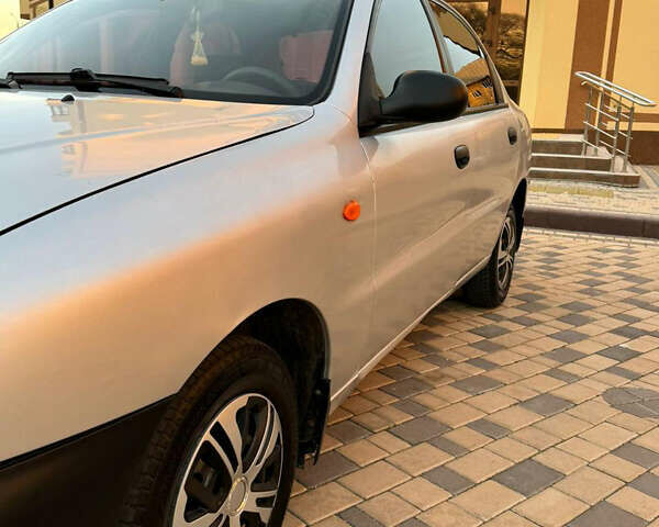 Сірий ЗАЗ Ланос, об'ємом двигуна 1.39 л та пробігом 197 тис. км за 1999 $, фото 1 на Automoto.ua