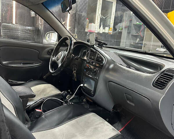 Сірий ЗАЗ Ланос, об'ємом двигуна 1.6 л та пробігом 270 тис. км за 1999 $, фото 13 на Automoto.ua