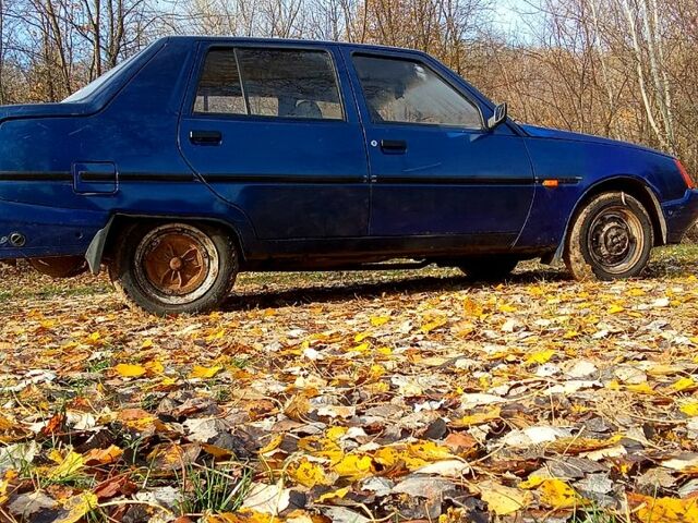 Синий ЗАЗ Славута, объемом двигателя 1.2 л и пробегом 187 тыс. км за 750 $, фото 5 на Automoto.ua