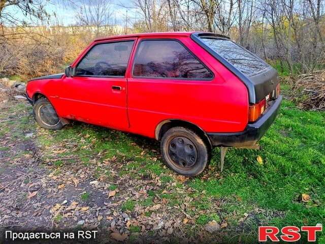 Красный ЗАЗ Таврия, объемом двигателя 1.1 л и пробегом 240 тыс. км за 390 $, фото 2 на Automoto.ua