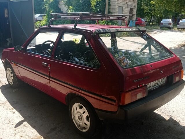 Красный ЗАЗ Таврия, объемом двигателя 1.1 л и пробегом 104 тыс. км за 1070 $, фото 3 на Automoto.ua