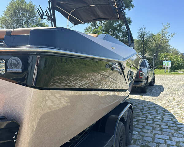 Чорний Axis Wake A, об'ємом двигуна 5.3 л та пробігом 50 тис. км за 175000 $, фото 1 на Automoto.ua