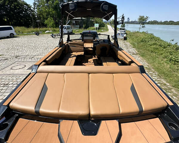 Чорний Axis Wake A, об'ємом двигуна 5.3 л та пробігом 50 тис. км за 175000 $, фото 7 на Automoto.ua